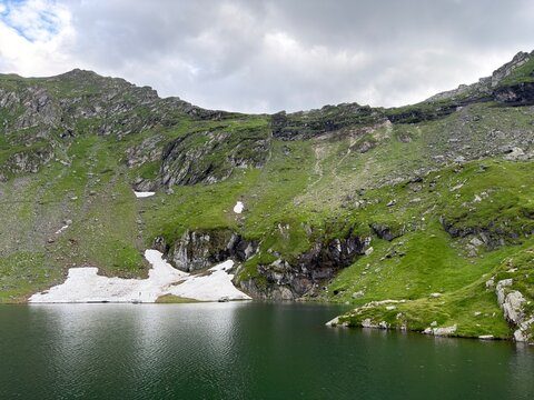 B&acirc;lea Lake and Glacial Peaks
