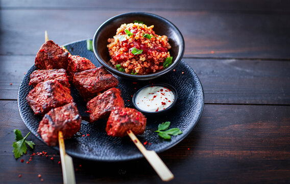 Beefsteak skewers with bulgar salad