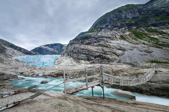 Norway, Sogn og Fjordane, Jostedalsbreen National Park, Nigardsbreen, Glacier tongue, suspension bridge