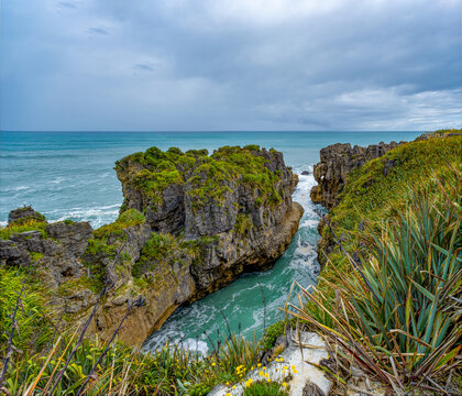 Pancake Rocks in Punakaiki, Paparoa-Nationalpark, Neuseeland &ndash; geschichtete Kalksteinformationen an der K&uuml;ste der Tasmansee