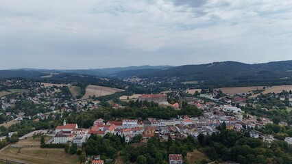Fototapeta premium Neulengbach aus der Vogelperspektive mit dem Burgberg und der Burg Neulengbach 