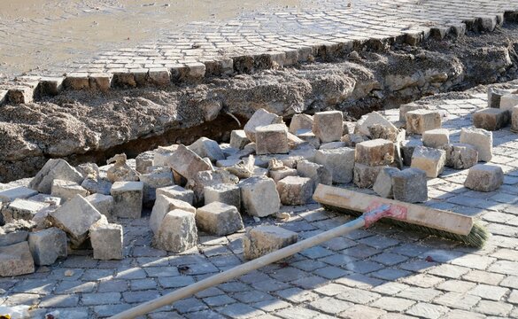 Baustelle mit Pflastersteinen und Besen, Stra&szlig;enerneuerung