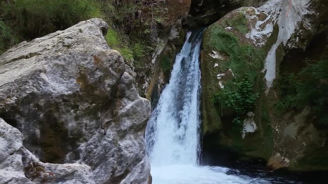 Cascata naturale con rocce e natura verde