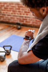 Fototapeta premium Fitness tracking during gym workout