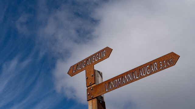 Wegweiser Schild auf dem Laugavegur Trail in Island, bei Landmannalaugar
