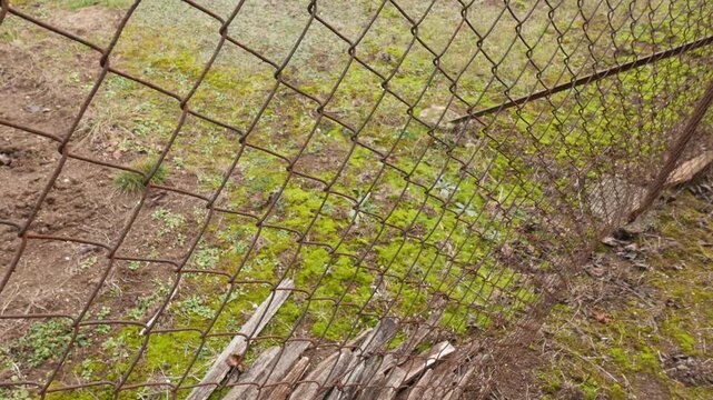4K Rusty Worn Wire Fence