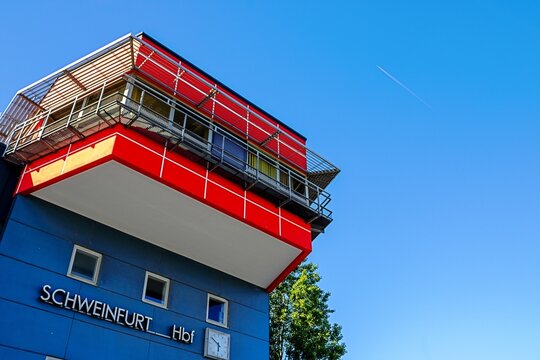 schweinfurt, deutschland - 28.05.2026 - moderner bahnhof mit textfreiraum