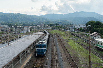 秩父鉄道寄居駅に入線する青い機関車 © Chiho Oki