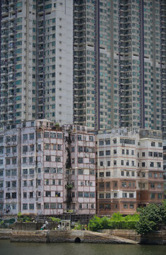 香港の新旧建物が交差する街並み
