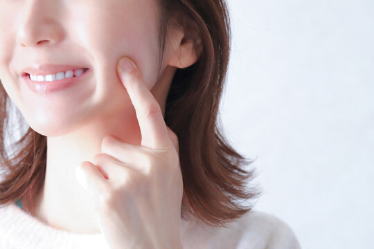 頬のハリをチェックする女性