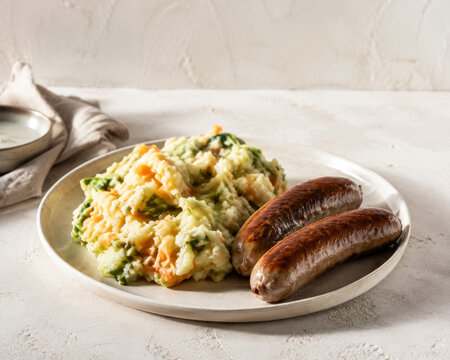 Comida t&iacute;pica de B&eacute;lgica con pur&eacute; de verduras y salchichas