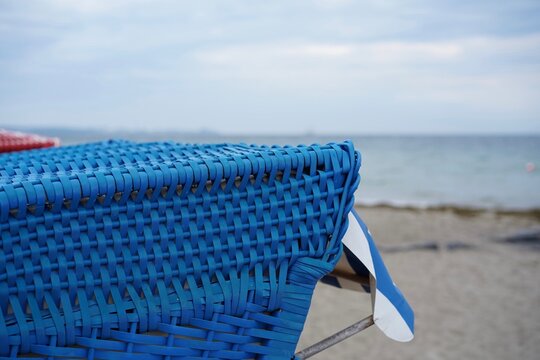 Nahaufnahme des blauen Kunststoffgeflechts eines Strandkorbs in der L&uuml;becker Bucht an der Ostsee 
