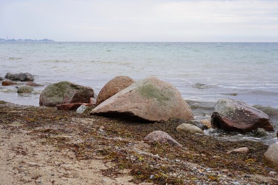 Gro&szlig;e Findlinge aus der Weichseleiszeit am Ostseestrand in der L&uuml;becker Bucht zwischen Sierksdorf und Neustadt in Holstein
