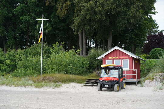 Station der DLRG (Deutsche Lebens-Rettungs-Gesellschaft) am Sandstrand von Sierksdorf in der L&uuml;becker Bucht am 04.08.2026
