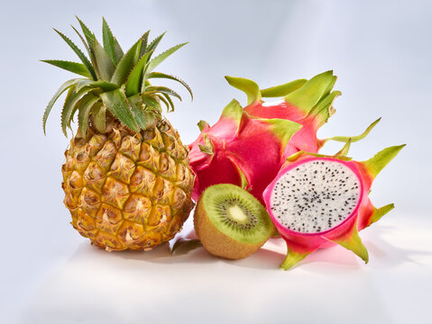 Ananas mit Kiwi und Drachenfrucht, Obst, freigestellt, gesund, Fr&uuml;chte, 