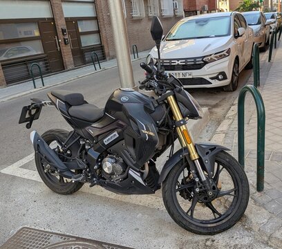 Vista lateral de moto naked Keeway RKF 125 estacionada en Madrid, Espa&ntilde;a, 30 de mayo de 2026