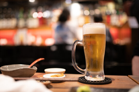 居酒屋のテーブルに置かれた冷たい生ビール