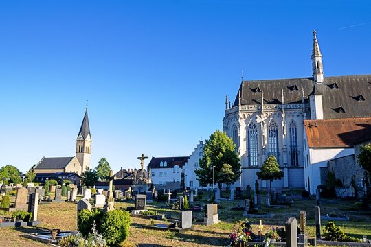 ha&szlig;furt, deutschland - friedhof mit sp&auml;tgotischer ritterkapelle und christuskirche