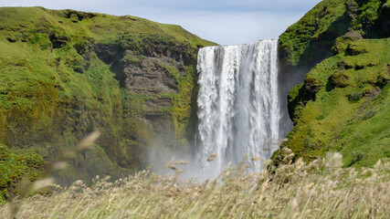 Der Skogafoss Wasserfall in Island © cjhimself