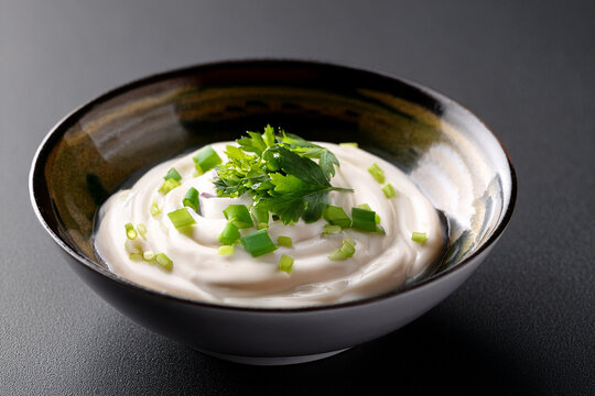 Eine Sch&uuml;ssel mit Kr&auml;uterquark