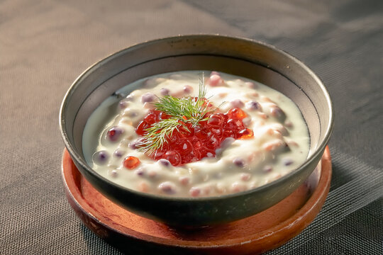 Eine Sch&uuml;ssel mit s&uuml;&szlig;em Quark