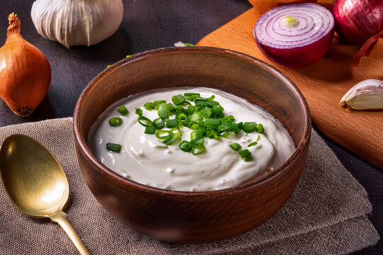 Eine Sch&uuml;ssel Quark und Schnittlauch
