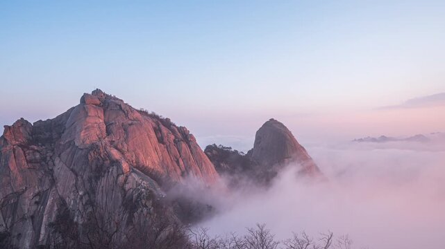 4K Time Lapse(Zoom in)Video on sunrise at Bukhansan Mountain with a sea of ​​clouds, the natural beauty of Bukhansan National Park, a popular mountain for tourists from around the world visiting Seoul