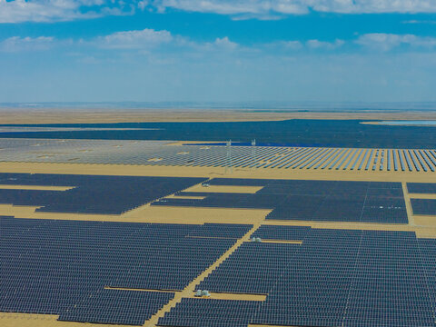 Solar photovoltaic panels; desert photovoltaics; new energy
