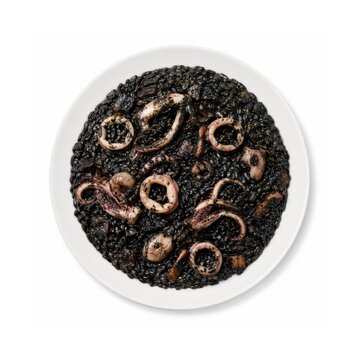 Spanische Paella Negra mit schwarzem Tintenfischreis, Calamari und kleinen Tintenfischen, auf wei&szlig;em Teller serviert und freigestellt aus der Vogelperspektive fotografiert.