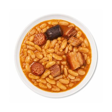 Fabada Asturiana mit wei&szlig;en Bohnen, Chorizo, Morcilla und Schweinebauch in kr&auml;ftiger Sauce, traditionell auf wei&szlig;em Teller serviert und freigestellt von oben fotografiert.