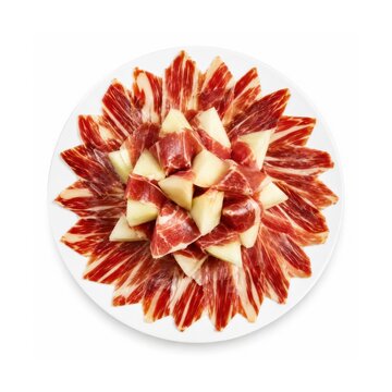 Jam&oacute;n Ib&eacute;rico con Mel&oacute;n, fein geschnittener spanischer Schinken mit saftigen Melonenst&uuml;cken, dekorativ auf wei&szlig;em Teller angerichtet und freigestellt von oben fotografiert.