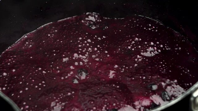 ブルーベリーを煮てジャムを作る