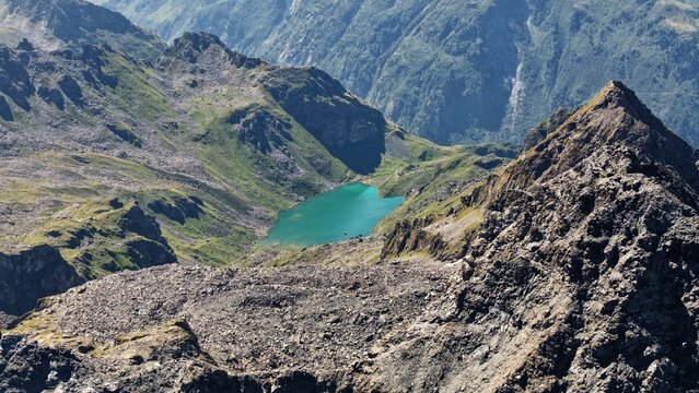 Lac alpin turquoise vu depuis les hauteurs du Mont Fort, Valais, Suisse