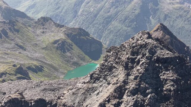 Lac de montagne &eacute;meraude au c&oelig;ur des parois rocheuses du Mont Fort, Valais, Suisse