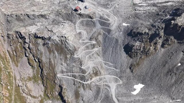 Vue a&eacute;rienne spectaculaire des sentiers en lacets sur les pentes rocheuses du Mont Fort, Valais, Suisse