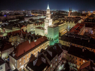 Nocna panorama historycznego centrum Opola z lotu ptaka. Podświetlony ratusz i zabytkowe kamienice śródmieścia. Polska architektura, turystyka i rozwój miast z drona. © Henryk Niestrój