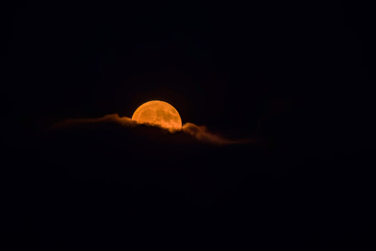 Aufnahme des aufgehenden Vollmondes im Juli 2026 &uuml;ber Wolken.