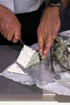 experto quesero cortando queso azul franc&eacute;s