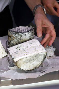 experto quesero con cu&ntilde;as de queso azul artesano franc&eacute;s de leche pasteurizada de cabra