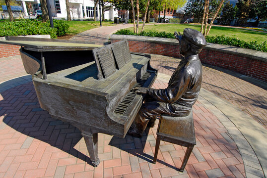 Owen Bradley Playing the piano Statue at Music Row in Nashville Tennessee TN Tenn US USA United States of America American Music City. 08.06.26