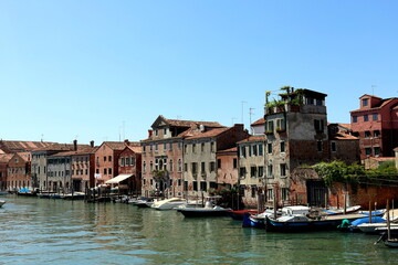 Obraz premium Brücke über einen Kanal im Stadtteil Castello von Venedig