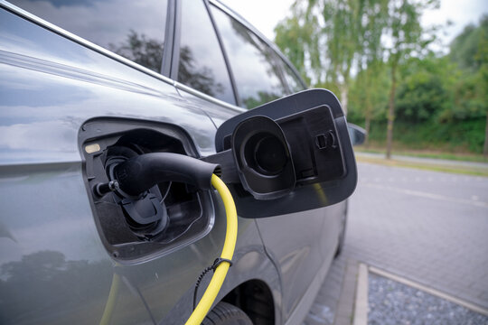 Ladendes Elektroauto