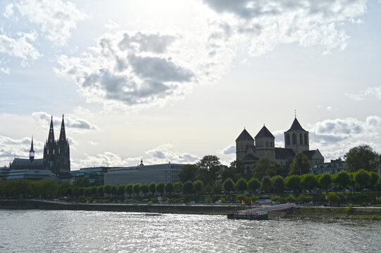 K&ouml;ln, Blick vom Rhein auf K&ouml;lner Dom, romanische Kirche St. Kunibert, Flu&szlig;-Kreuzfahrtschiffe