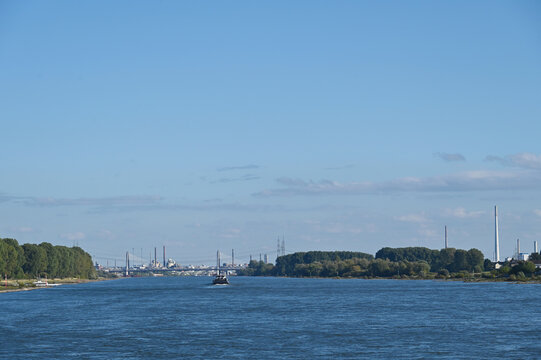 Rhein, Rheinstrom, Rheinufer bei Monheim, Blick Richtung Leverkusen