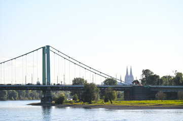 Fototapeta premium Köln, Rhein, Blick auf die Hohenzollernbrücke und Kölner Dom und Anlegestelle der Rhein-Kreuzfahrschiffe