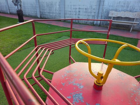 Gira-Gira Infantil em Playground de Condom&iacute;nio Residencial com &Aacute;rea de Lazer