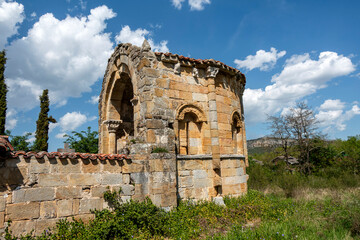 Romanesque apse and pointed triumphal arch of the former Church of Nuestra Senora de la Asuncion, 12th century, Barcena de Pienza, Merindad de Montija, Burgos, Castile and Leon, Spain © Nandi Estévez