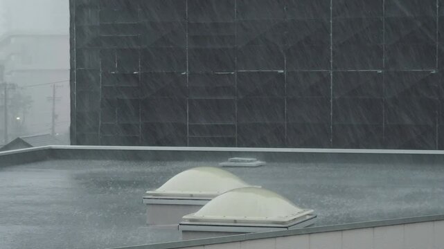 夏のゲリラ雷雨の様子と都市の住宅地のメンテナンス中のマンションの様子