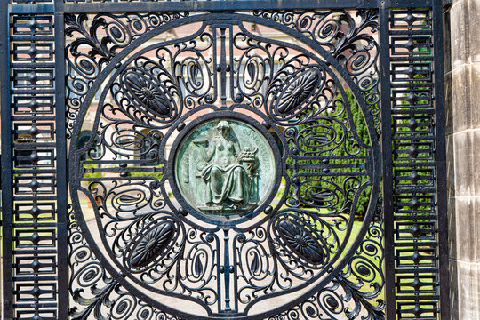 Concordia Medallion, Peace Palace Gate