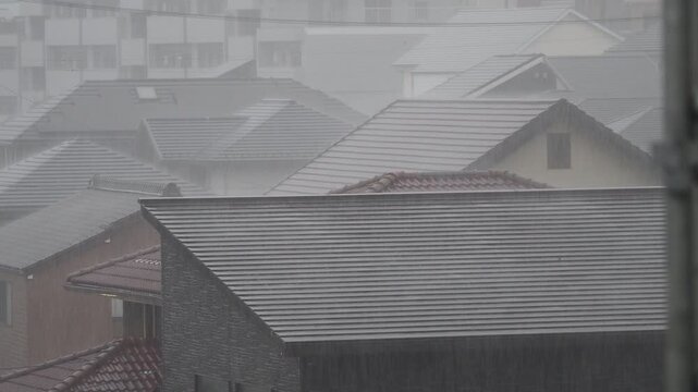 夏のゲリラ雷雨の様子と都市の住宅地の風景